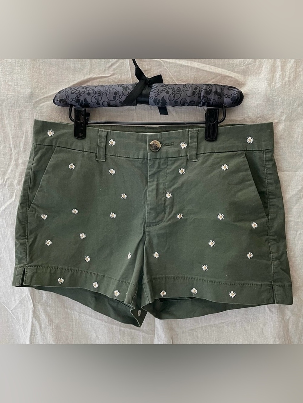 Old Navy - Women's Everyday Mid-Rise Shorts with White Floral Embroidery (4)